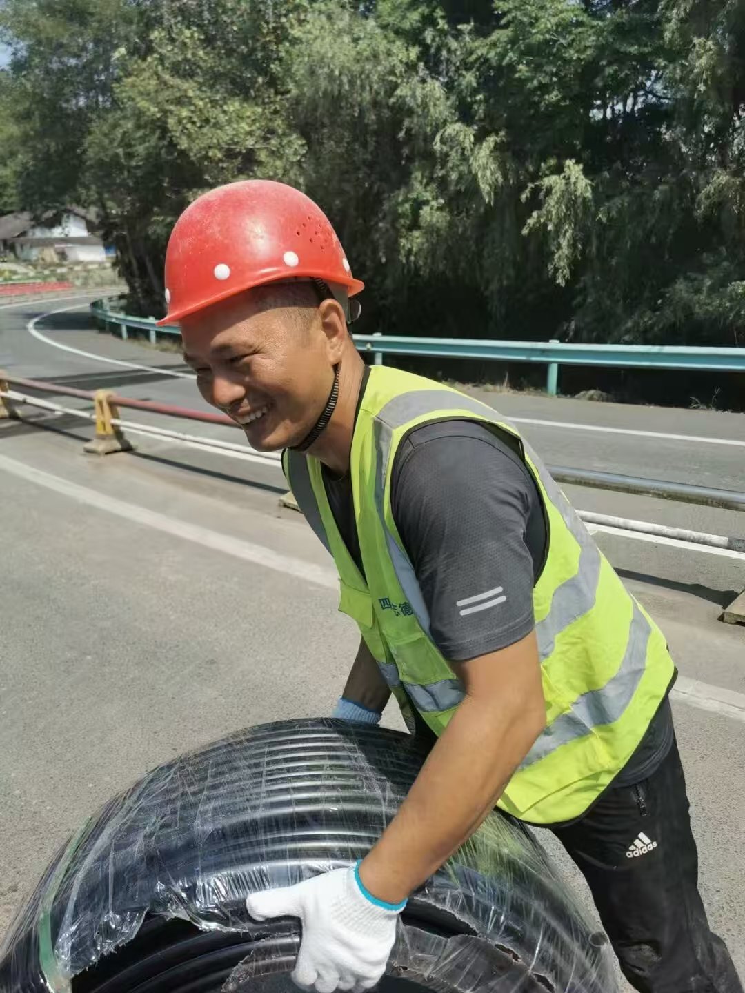 辰曜机电工作人员在施工现场搬运设备配件